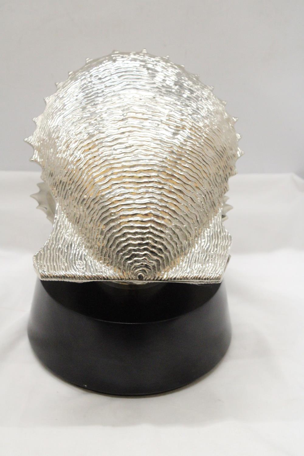 A LARGE CHROME OYSTER SHELL, ENCLOSING A BENTLEY CAR, ON A BASE, HEIGHT 30CM, DIAMETER APPROX 24CM - Image 5 of 6
