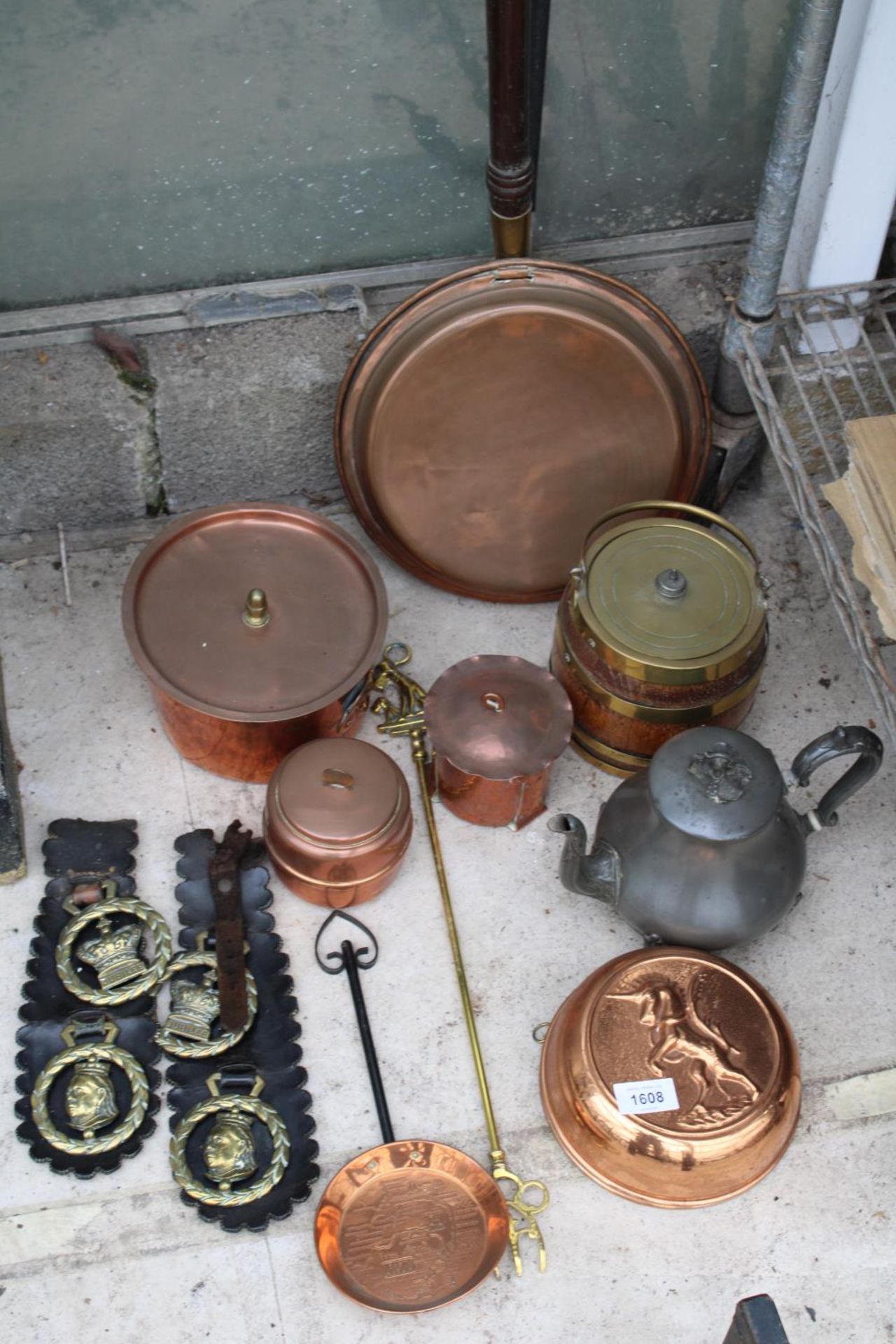 AN ASSORTMENT OF COPPER AND BRASS ITEMS TO INCLUDE HORSE BRASSES, A BED WARMING PAN AND LIDDED - Image 2 of 3