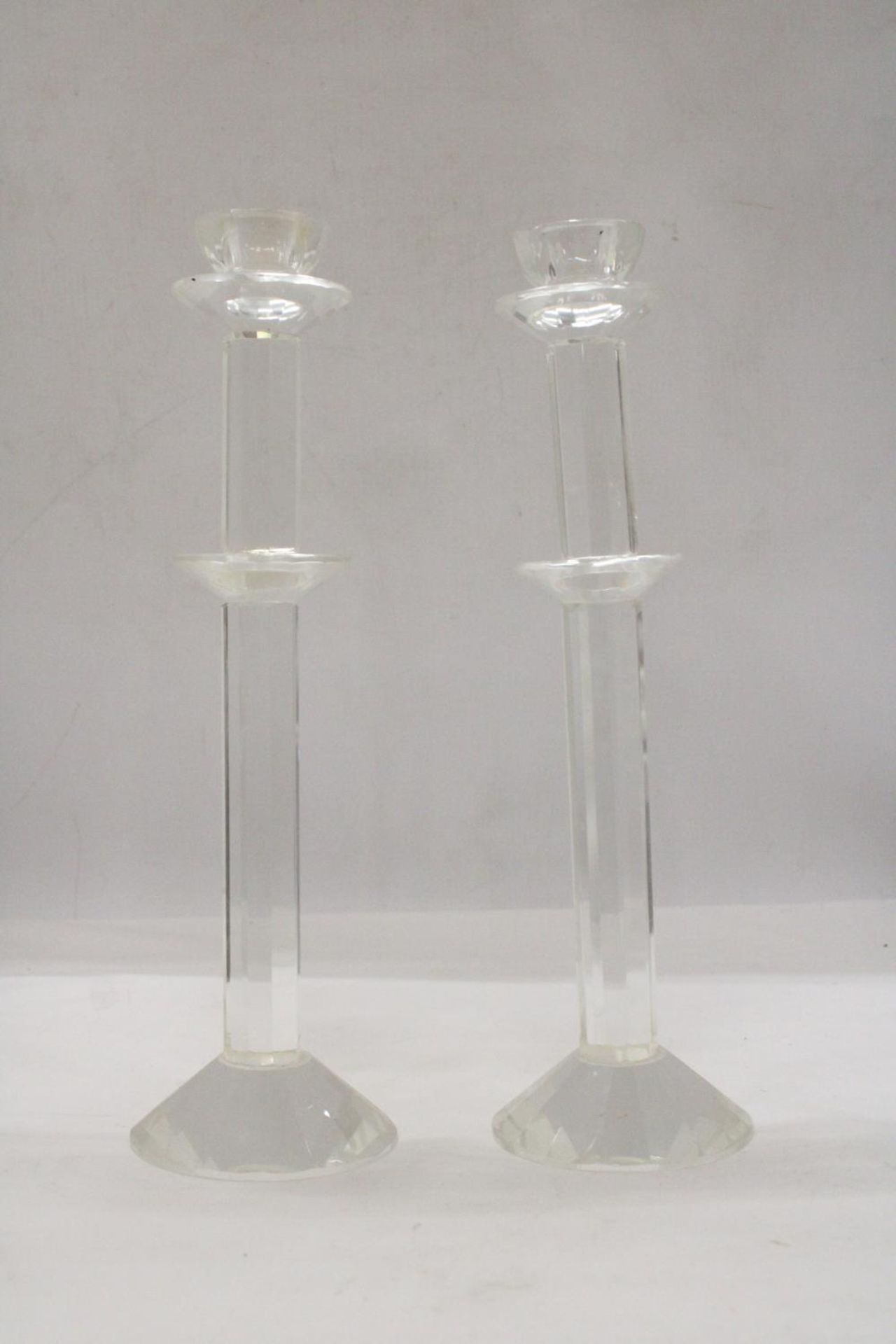 A PAIR OF GLASS CANDLESTICKS, HEIGHT 34CM - Image 2 of 5