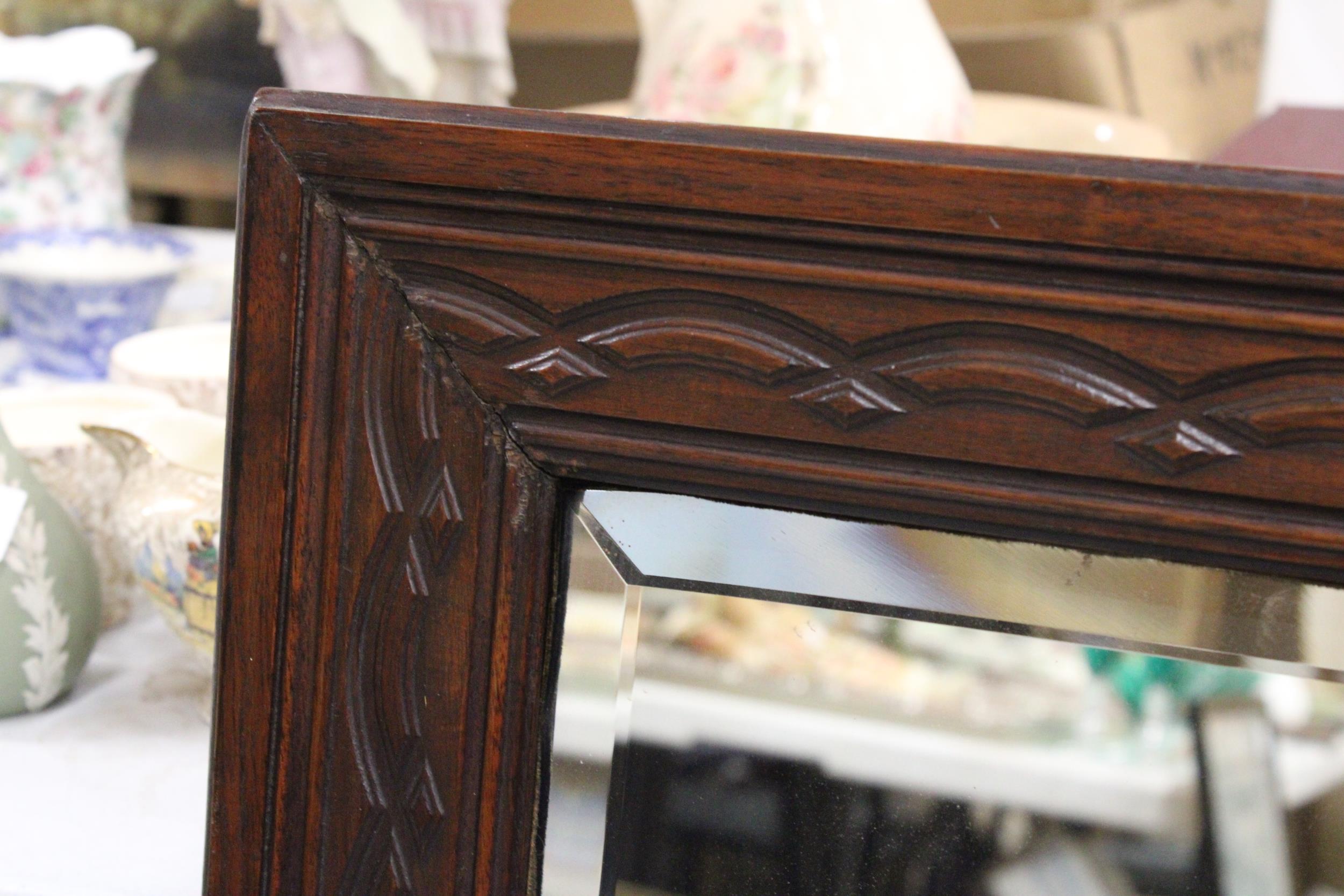 A VINTAGE MAHOGANY FRAMED MIRROR, WITH CARVED DETAIL AND BEVELLED GLASS, 44CM X 93CM - Image 4 of 4