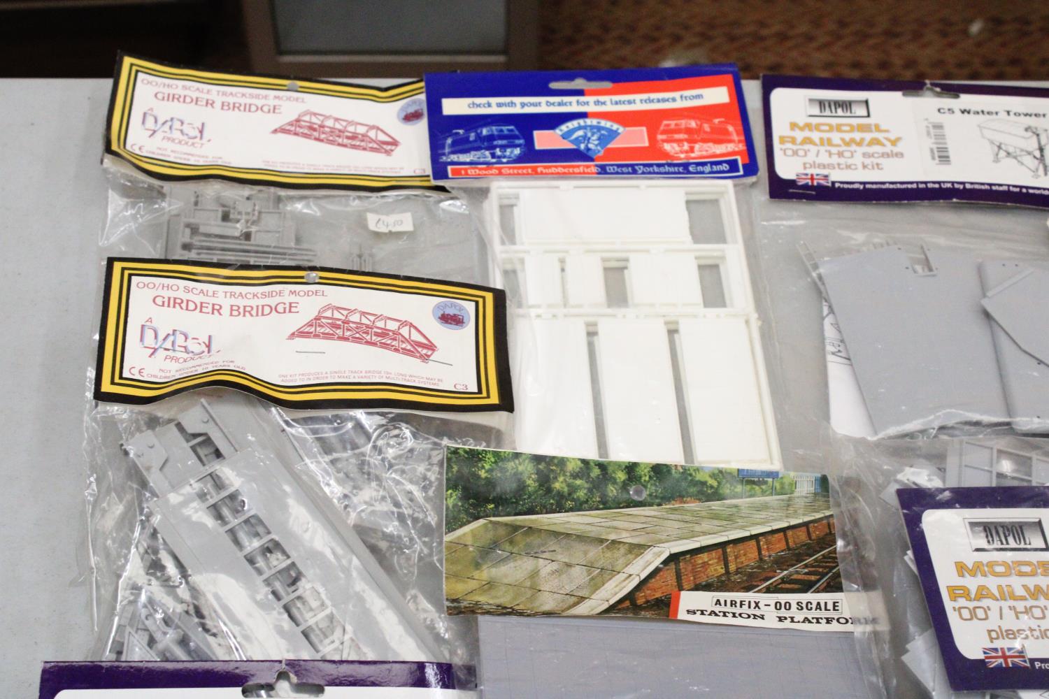 VARIOUS MODEL RAILWAY ACCESSORY KITS TO INCLUDE BRIDGES, TOWERS, TELEGRAPH POLES ETC. MAINLY 00