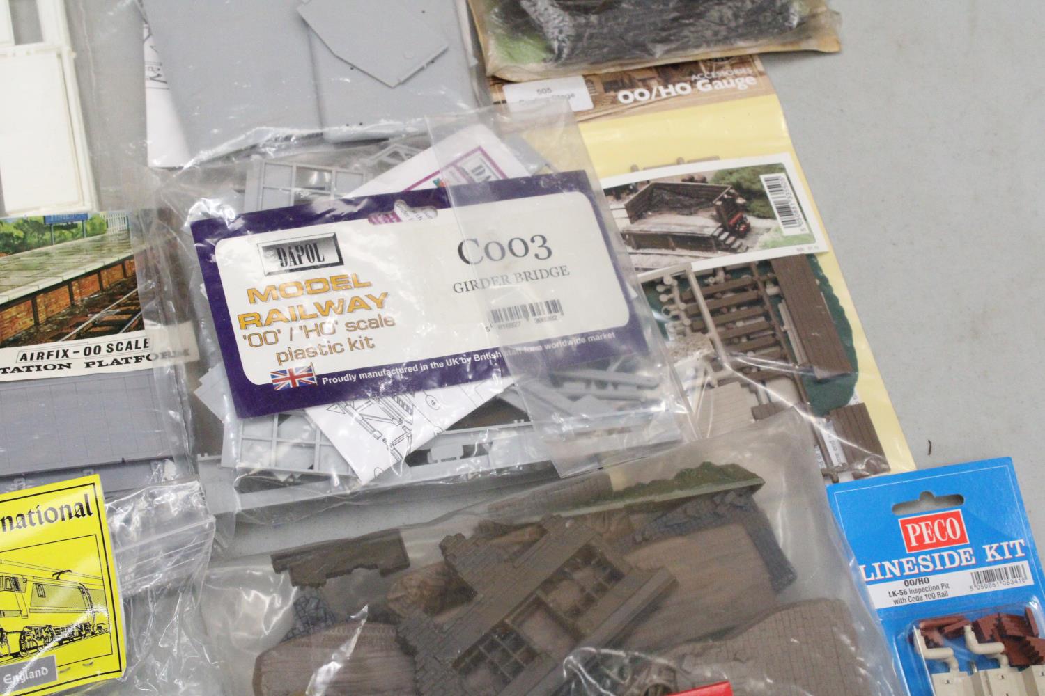 VARIOUS MODEL RAILWAY ACCESSORY KITS TO INCLUDE BRIDGES, TOWERS, TELEGRAPH POLES ETC. MAINLY 00 - Image 3 of 6