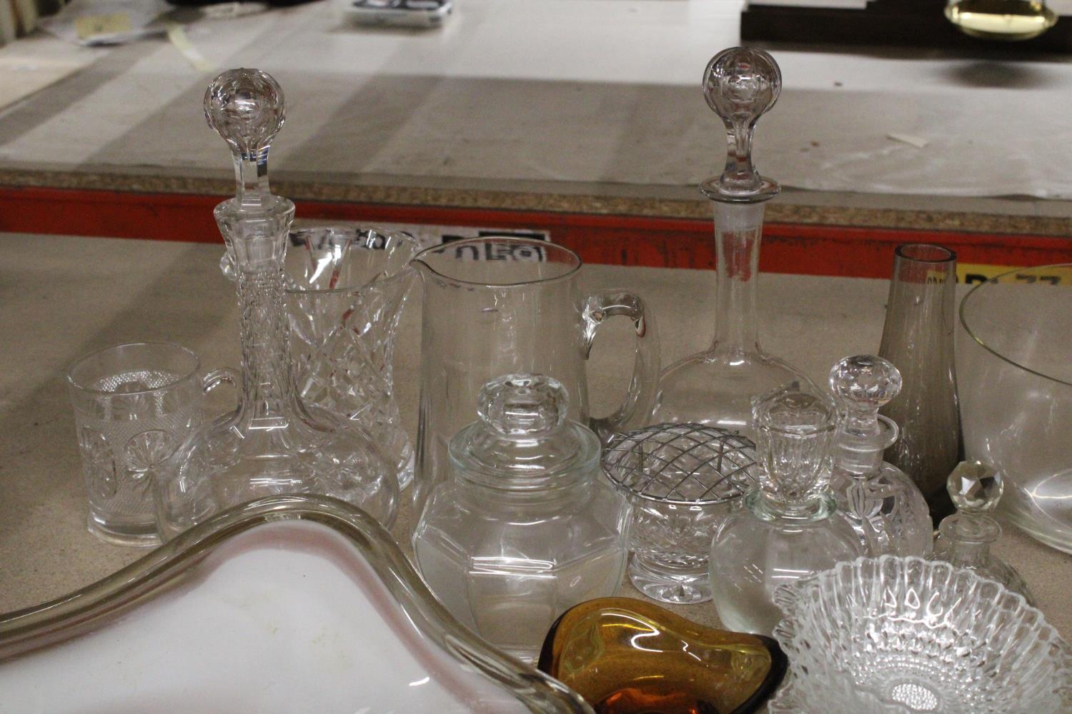 A LARGE COLLECTION OF GLASSWARE TO INCLUDE AN ART GLASS TRIANGULAR BOWL, WHITEFRIARS STYLE - Image 6 of 6