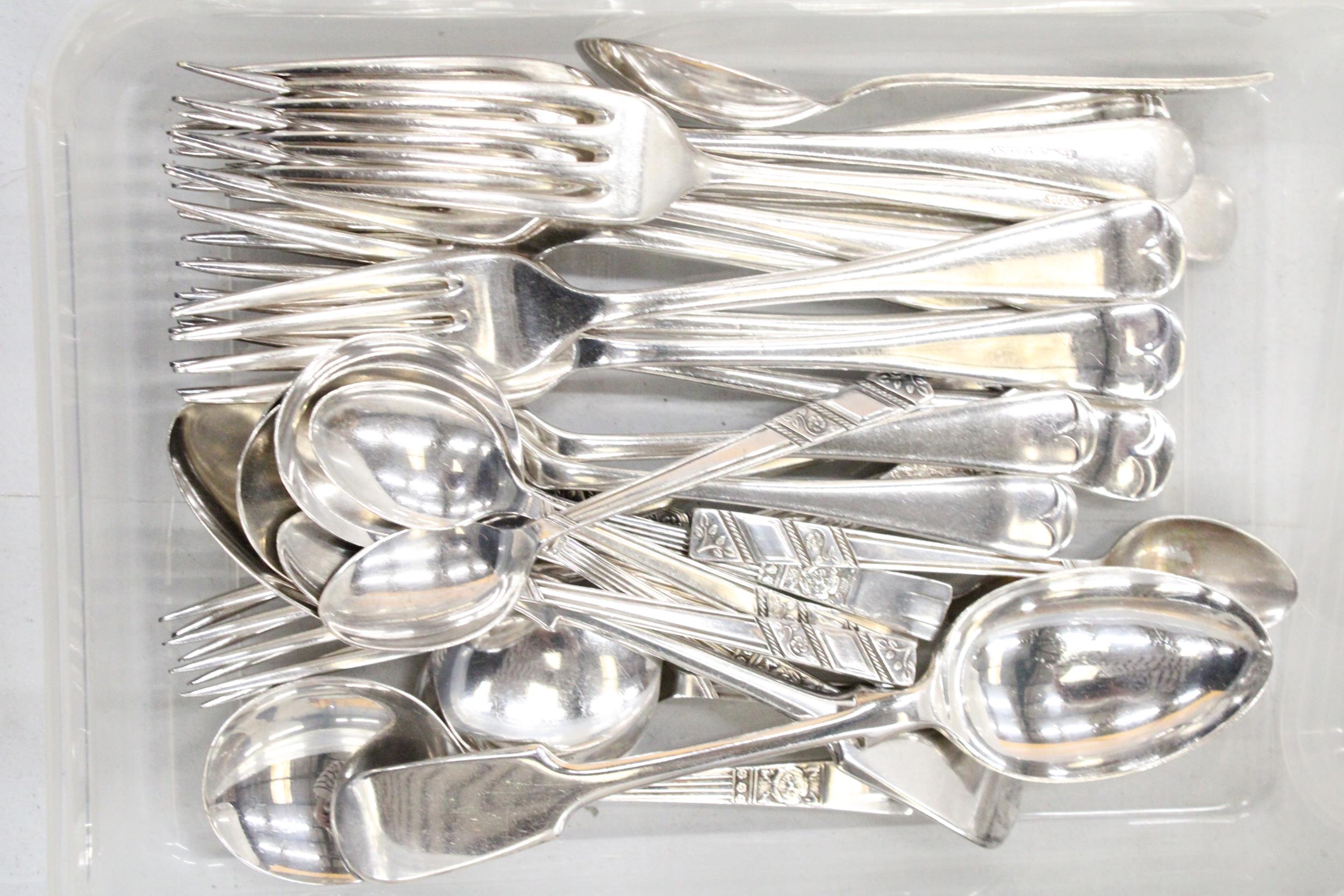 A QUANTITY OF VINTAGE FLATWARE - Image 2 of 7