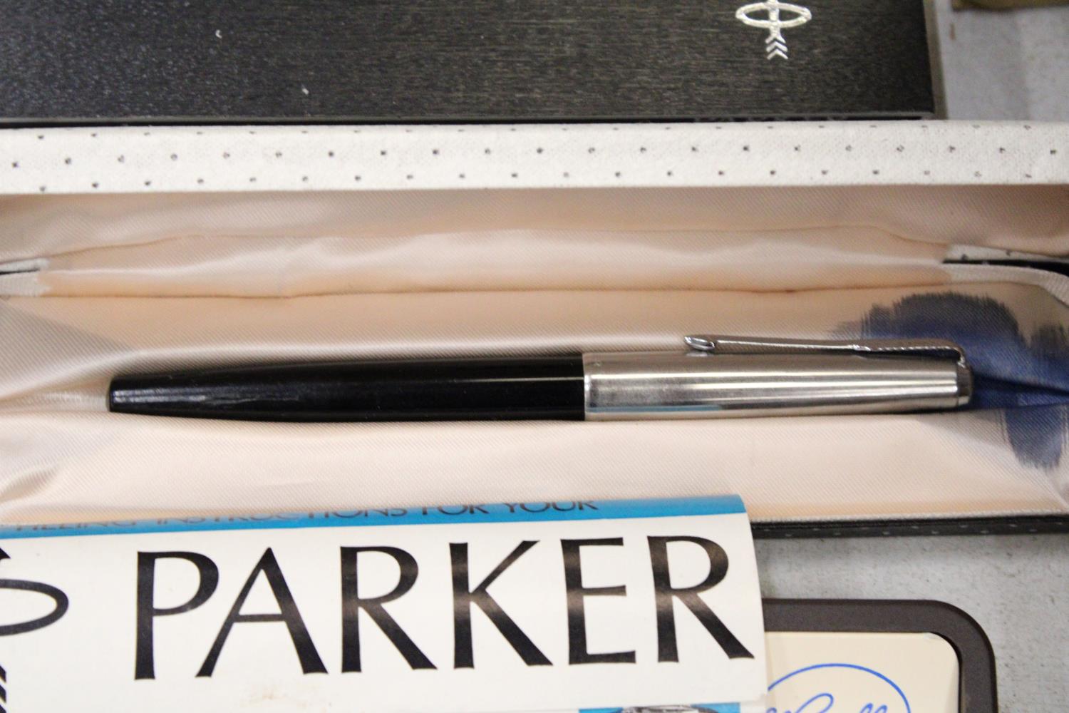 A COLLECTION OF CARTRIDGE AND BALLPOINT PENS, SOME IN BOXES, TO INCLUDE PARKER, ETC - Bild 6 aus 7