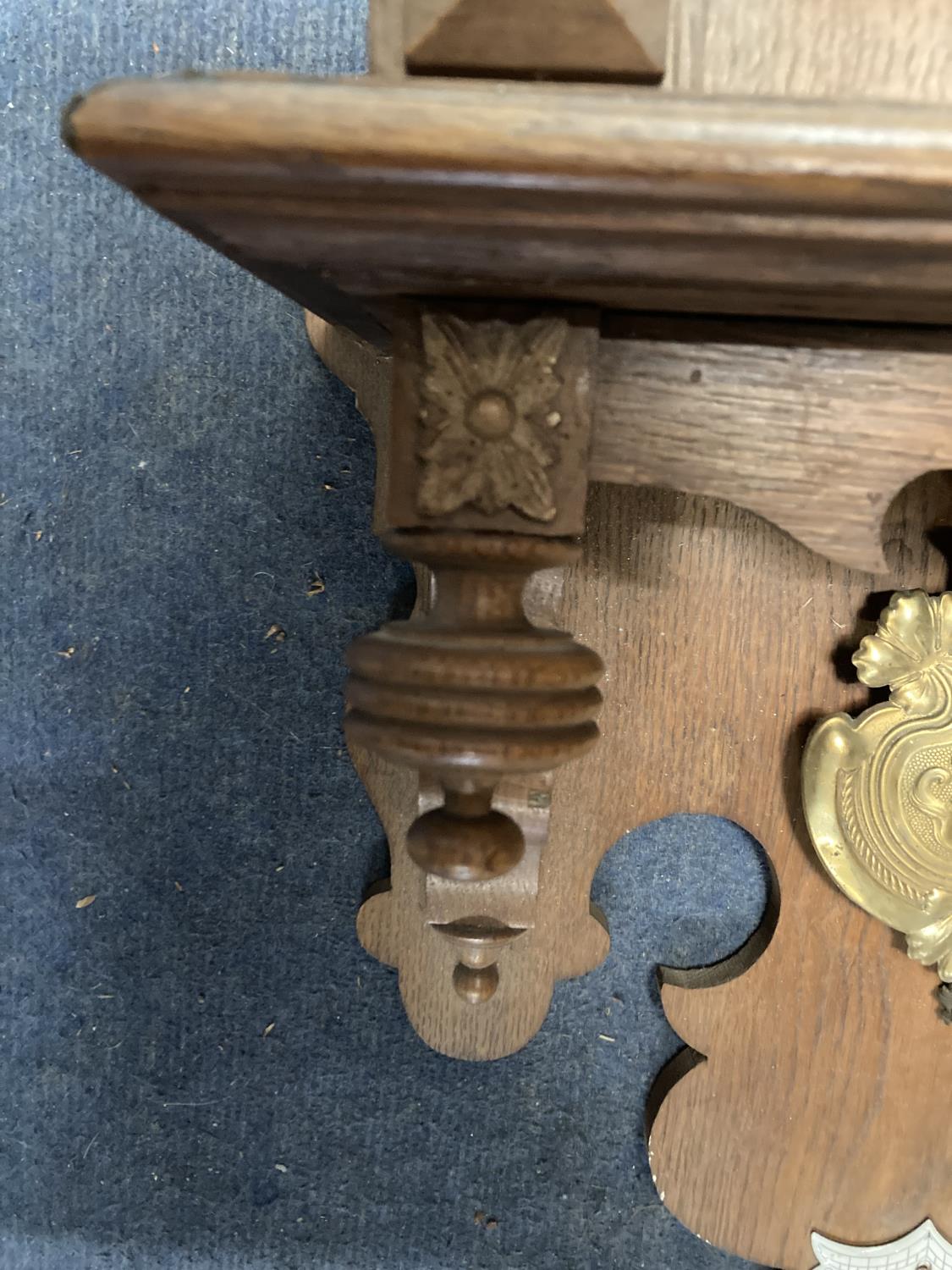 A VINTAGE OAK CASED WALL CLOCK, WITH CARVED DETAIL AND PENDULUM - Image 6 of 6