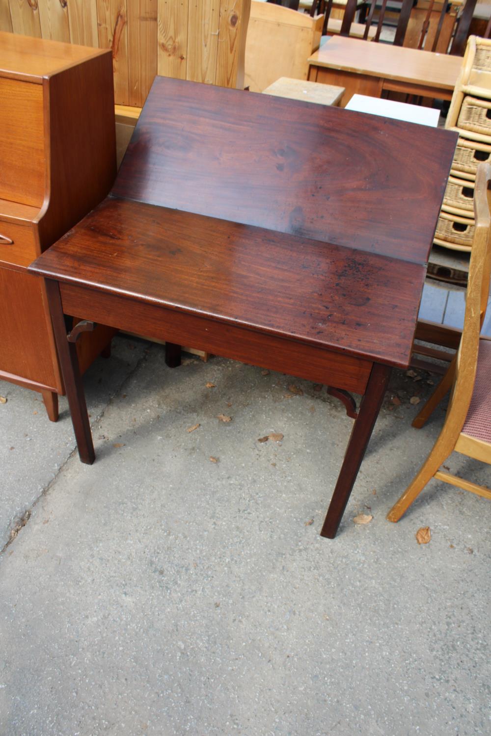 A GEORGIAN MAHOGANY FOLD-OVER TEA TABLE WITH SINGLE DRAWER, 35" WIDE - Bild 3 aus 3