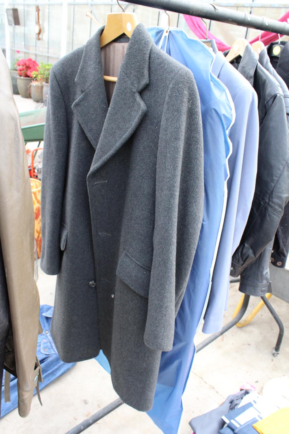 A LARGE ASSORTMENT OF MENS JACKETS TO INCLUDE LEATHER JACKETS AND OVERCOATS ETC - Bild 5 aus 7