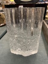 A POSSIBLY FINNISH ART GLASS VASE BY TAPIO WIRKKALA