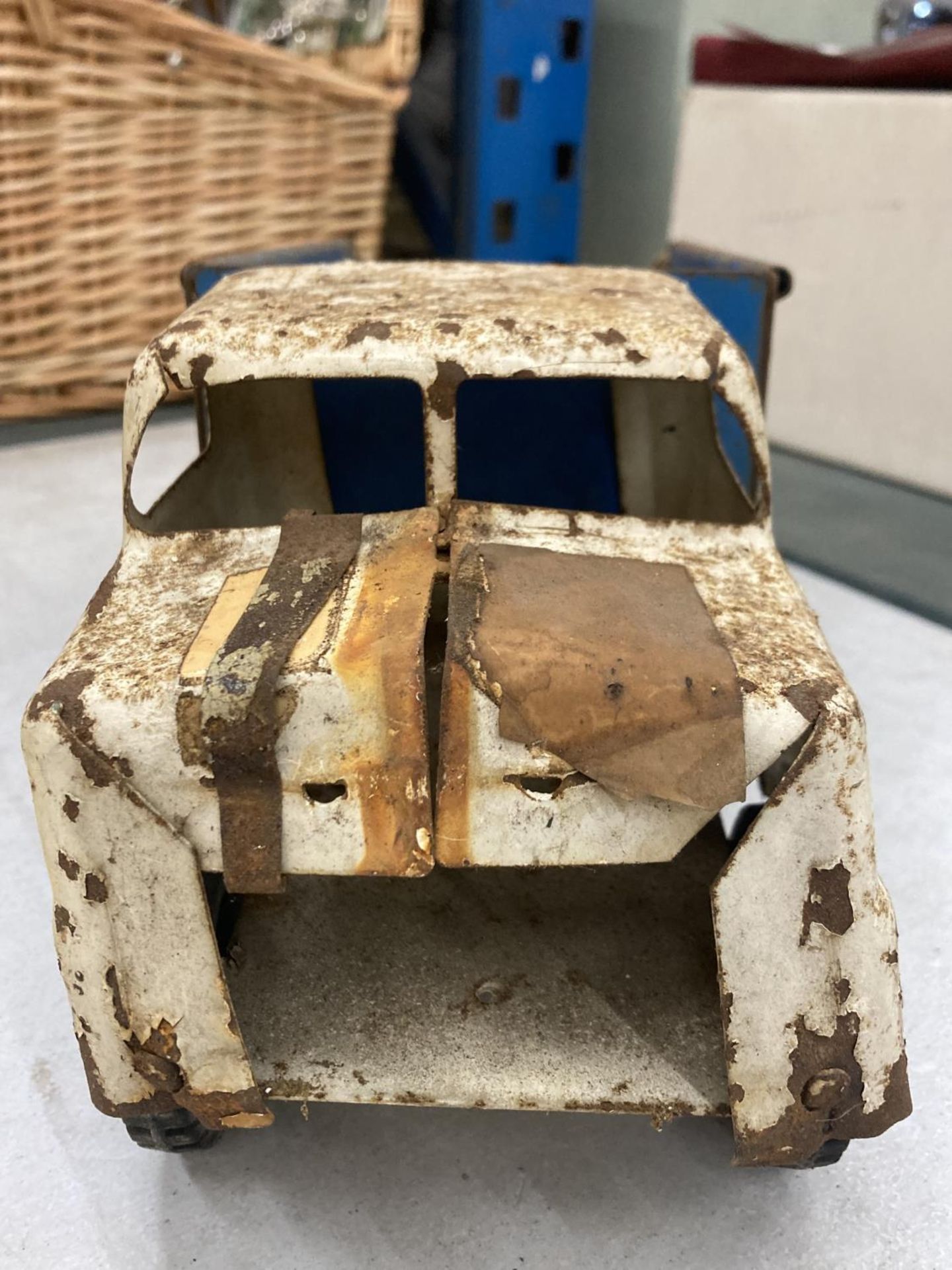 A BLUE AND WHITE TRI-ANG JUNIOR TIP LORRY FOR RESTORATION, THE FRONT GRILL IS PRESENT BUT THE BACK - Image 3 of 5