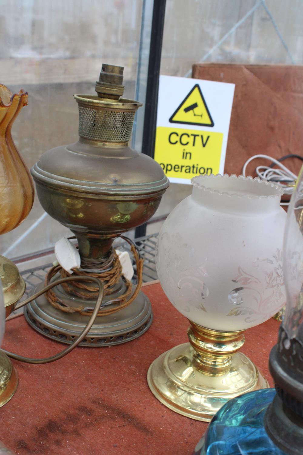 AN ASSORTMENT OF VINTAGE OIL LAMPS WITH SHADES AND FUNNELS, TO INCLUDE TWO CONVERTED TO ELECTRIC - Image 3 of 4