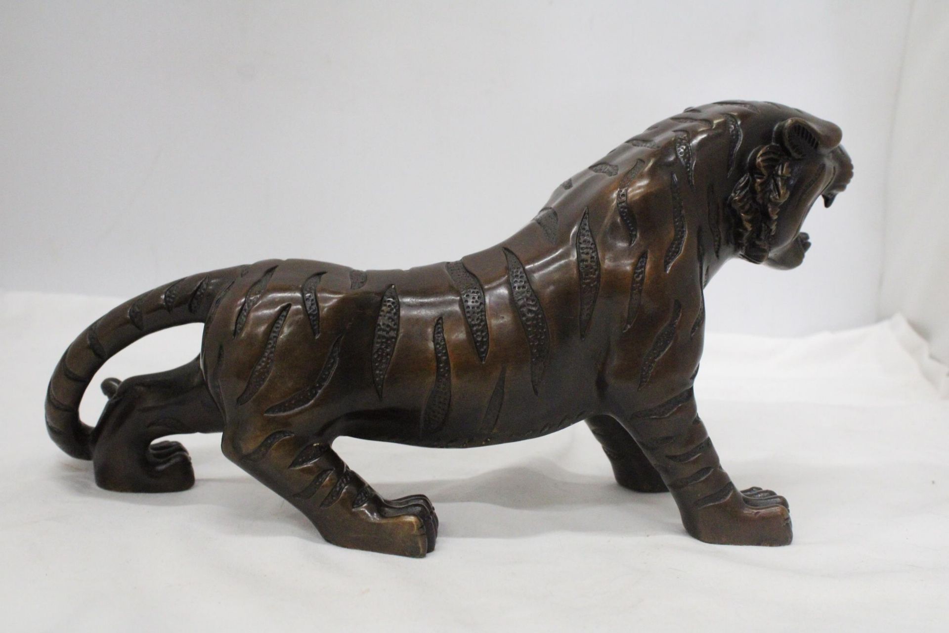 A LARGE BRONZE JAPANESE TIGER - Image 5 of 6