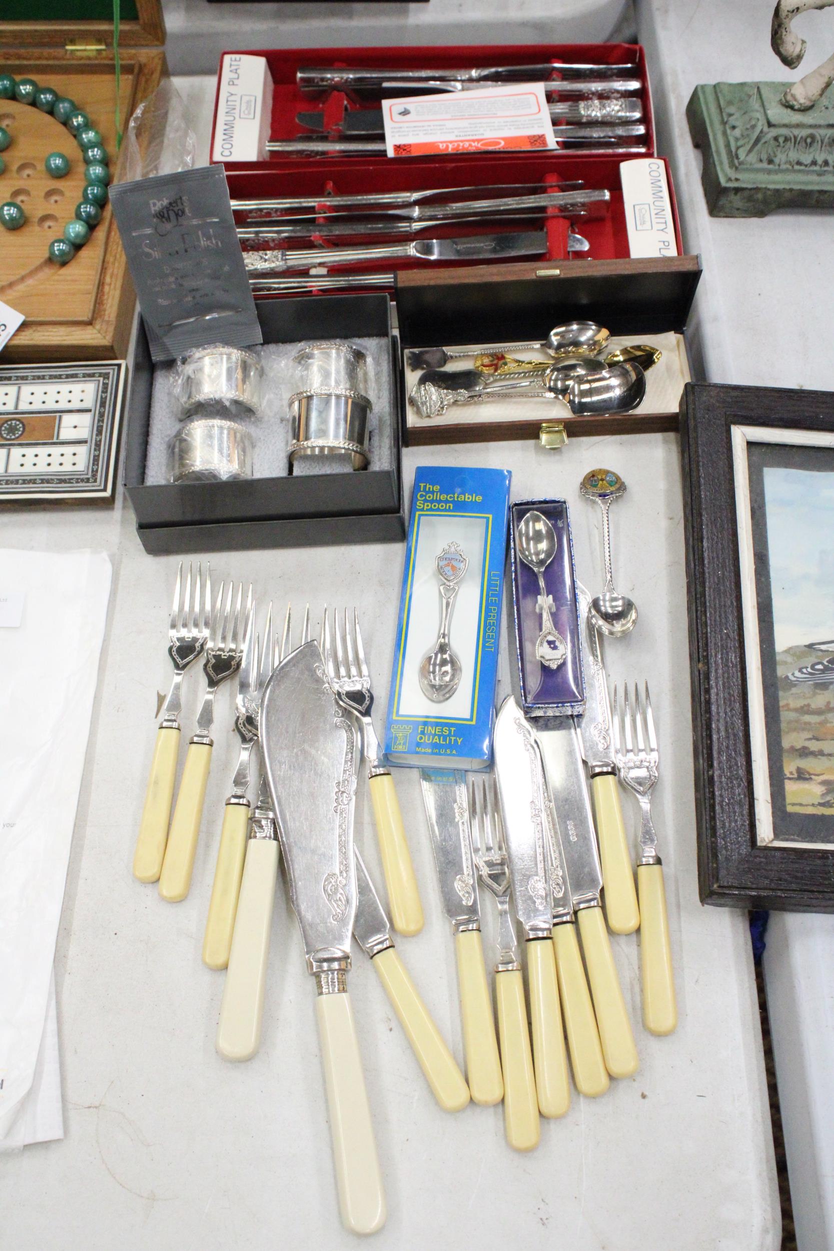 A MIXED LOT OF SILVER PLATE TO INCLUDE A HALLMARKED SILVER SOUVENIR SPOON