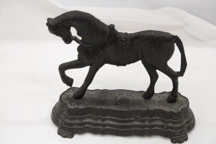 A VICTORIAN BLACK CAST IRON HORSE DOOR STOP - APPROXIMATELY 23CM X 23CM