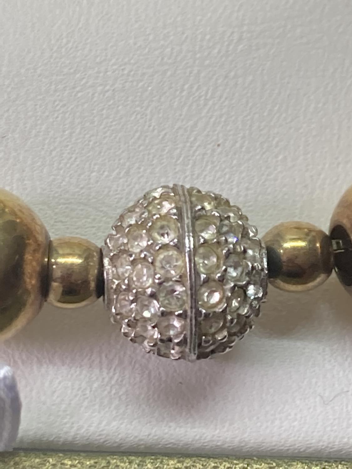 A 1980'S SILVER GILT SPHERE NECKLACE WITH DIAMANTE BALL IN A PRESENTATION BOX - Image 4 of 4