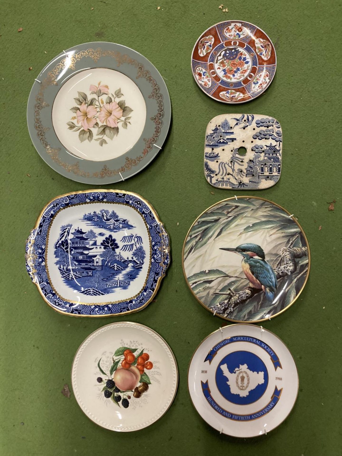 A QUANTITY OF PLATES TO INCLUDE IMAGES OF PHEASANTS, A KINGFISHER, FREISAN COW, BLUE AND WHITE, ETC - Image 3 of 3