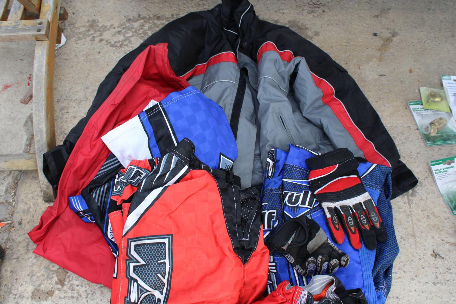 AN ASSORTMENT OF MOTORBIKE CLOTHING TO INCLUDE JACKETS, TROUSSERS AND GLOVES ETC - Image 3 of 3