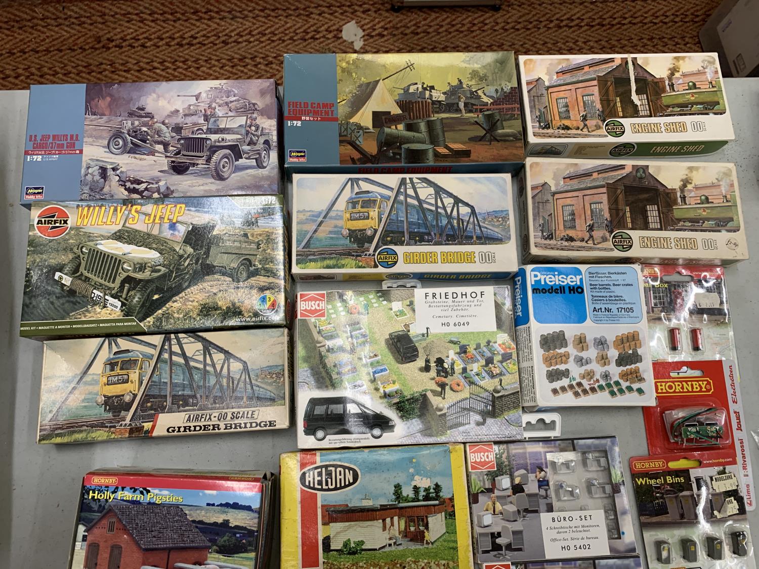 A COLLECTION OF BOXED AIRFIX, HORNBY, BUSH ETC. MODEL KITS TO INCLUDE VEHICLES, BUILDINGS AND - Image 2 of 3