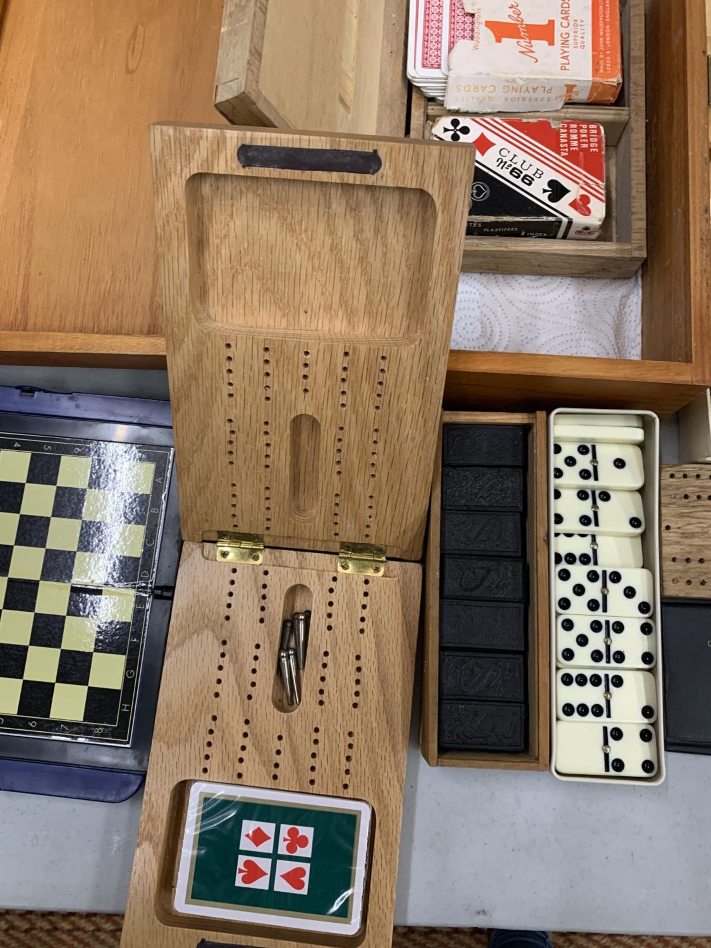 VARIOUS SETS OF DOMINOS, SCORE BOARDS AND PEGS, CARDS AND CHESS - Bild 3 aus 6