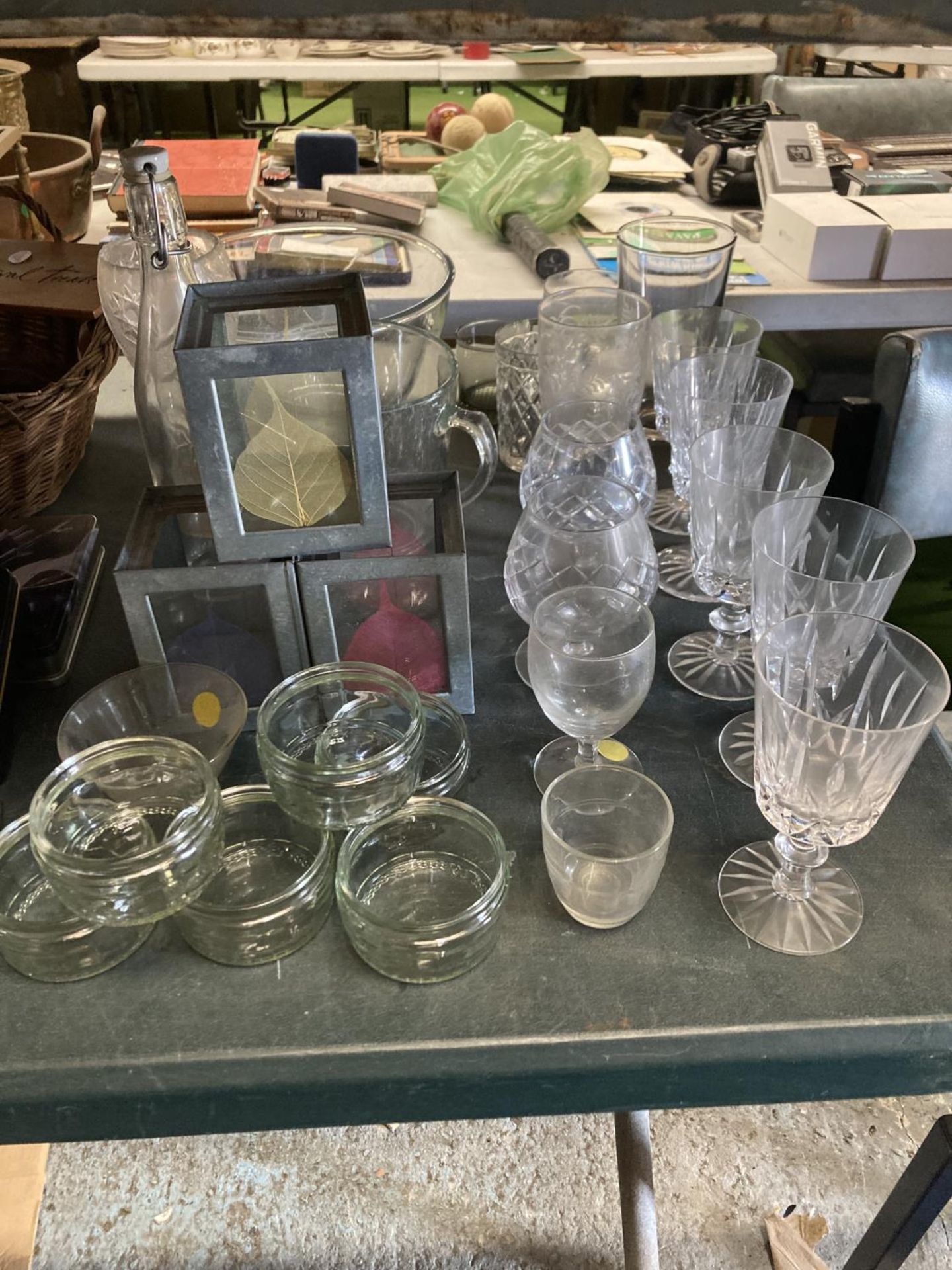 A LARGE QUANTITY OF GLASSWARE TO INCLUDE TEALIGHT LANTERNS, WINE AND BRANDY GLASSES, TUMBLERS,