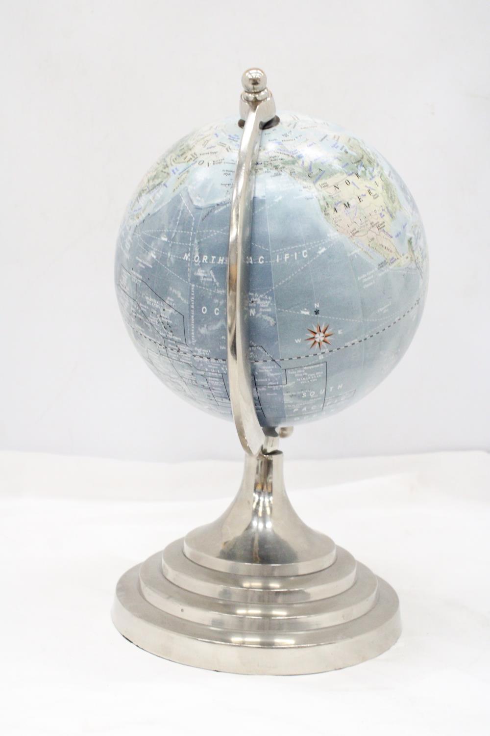 A GLOBE ON A CIRCULAR PEDESTAL BASE, HEIGHT 34CM - Bild 3 aus 5