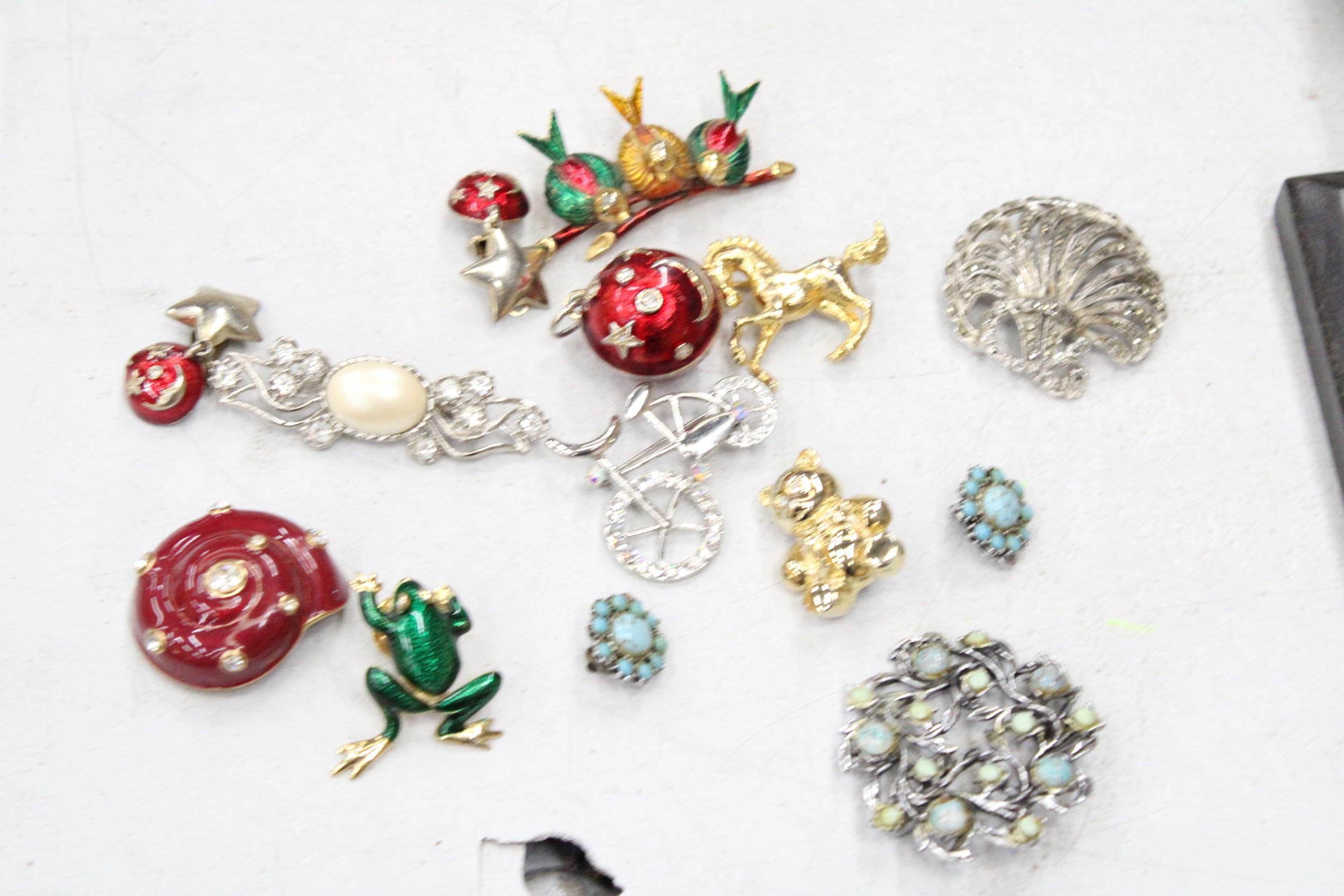 A MIXED LOT OF COSTUME JEWELLERY TO INCLUDE EIGHT BROOCHES, TWO PAIRS OF CLIP ON EARRINGS PLUS AN