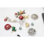A MIXED LOT OF COSTUME JEWELLERY TO INCLUDE EIGHT BROOCHES, TWO PAIRS OF CLIP ON EARRINGS PLUS AN
