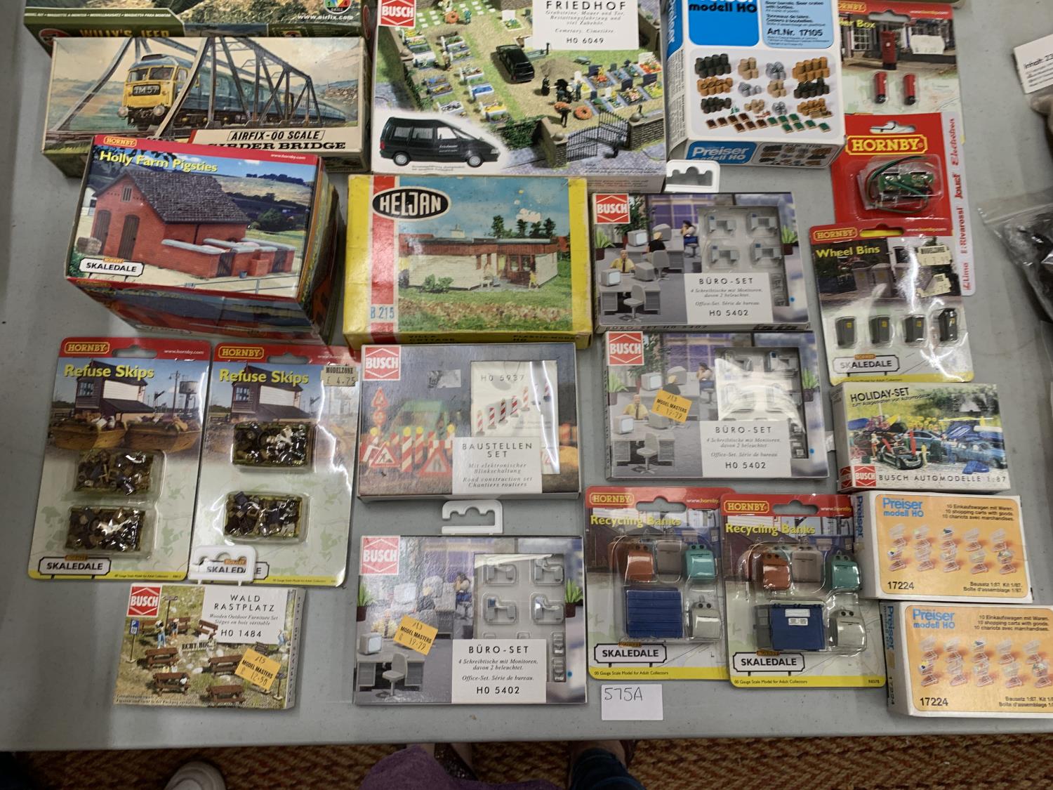 A COLLECTION OF BOXED AIRFIX, HORNBY, BUSH ETC. MODEL KITS TO INCLUDE VEHICLES, BUILDINGS AND - Image 3 of 3