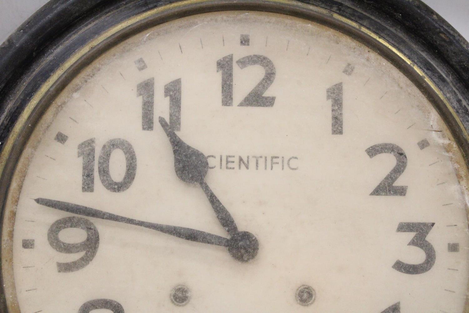 A LARGE VINTAGE WOODEN CASED WALL CLOCK MARKED 'SCIENTIFIC', DIAMETER 40CM - Image 3 of 5