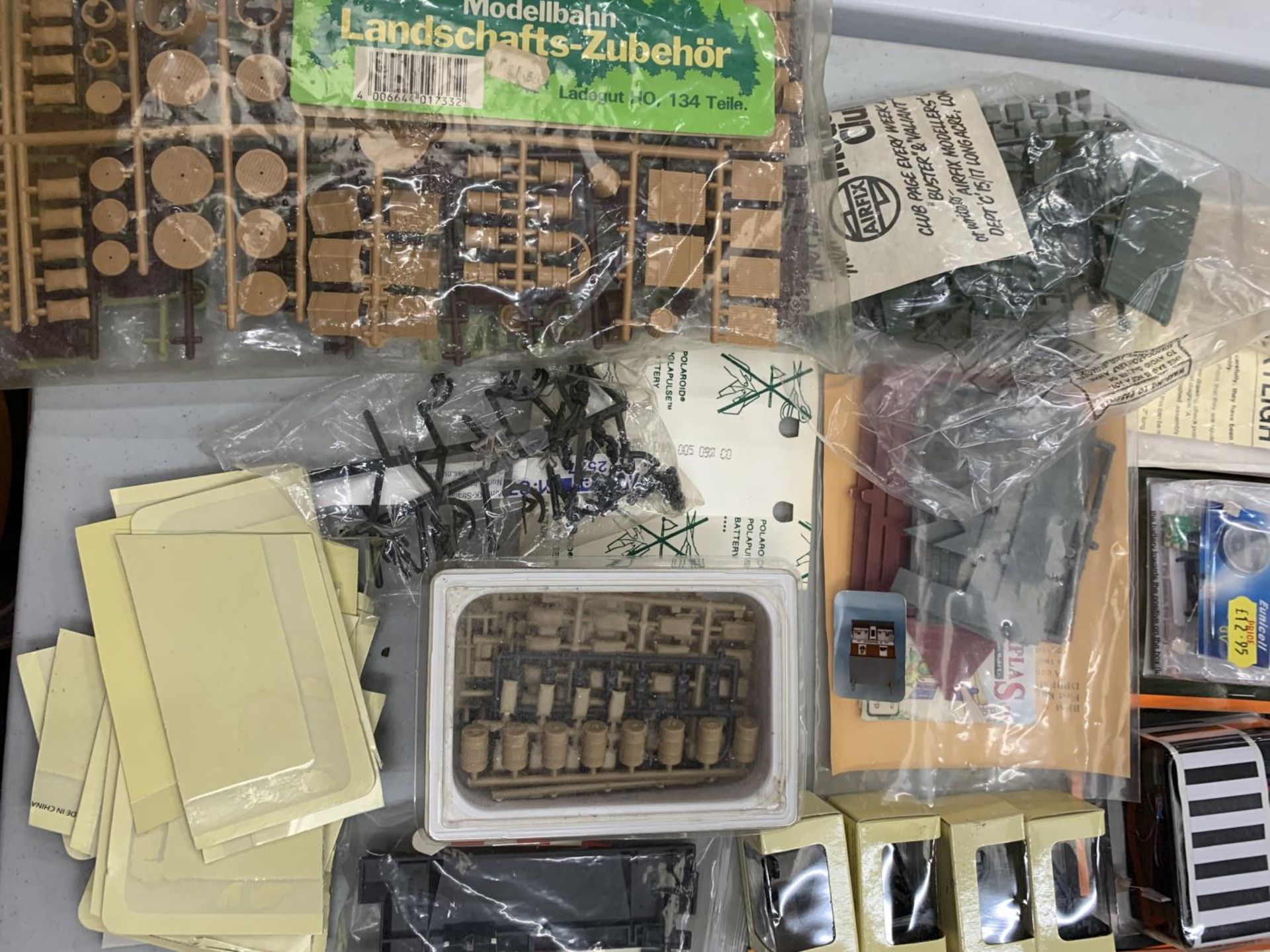 A QUANTITY OF MODEL MAKING KITS AND ACCESSORIES - Image 3 of 7
