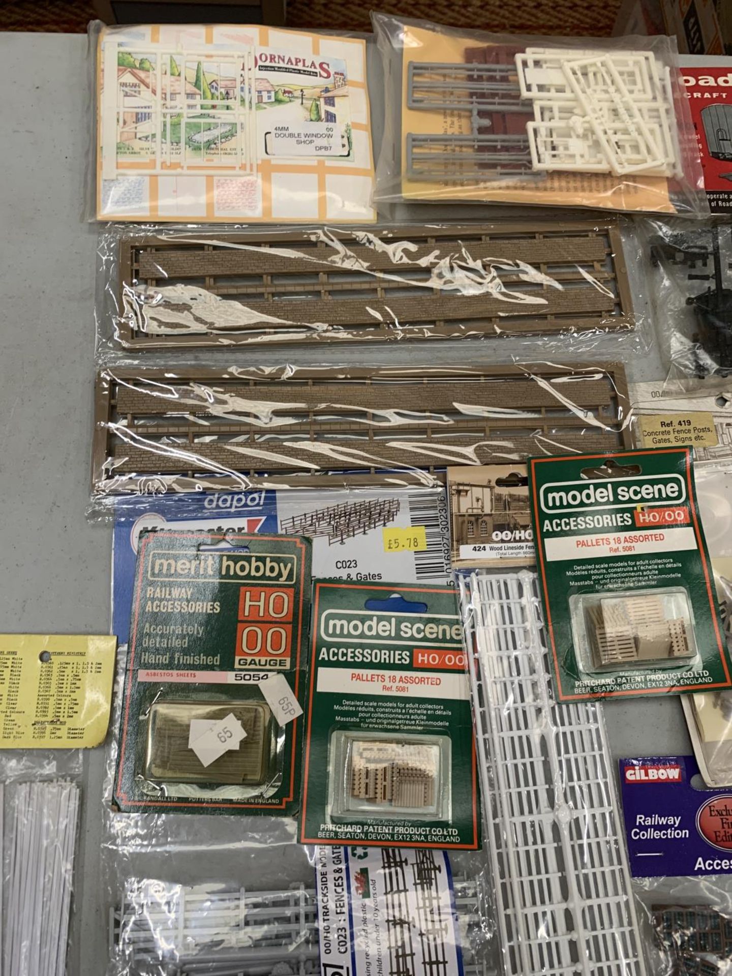 A LARGE COLLECTION OF RAILWAY ACCESSORIES TO INCLUDE MAINLY FENCING KITS, PALLETS, MAIL BAGS ETC. - Image 2 of 7