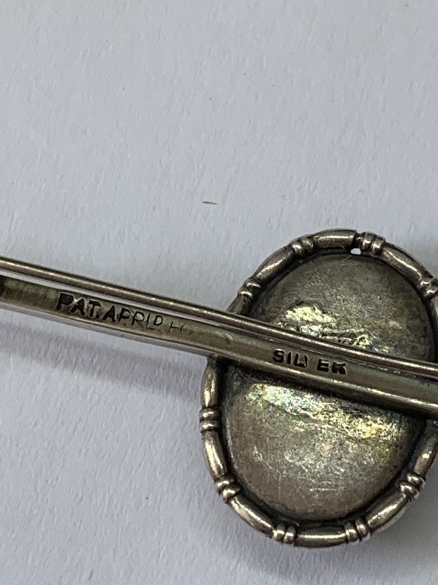 A MARKED SILVER PIN BROOCH WITH LADY DECORATION - Image 3 of 3