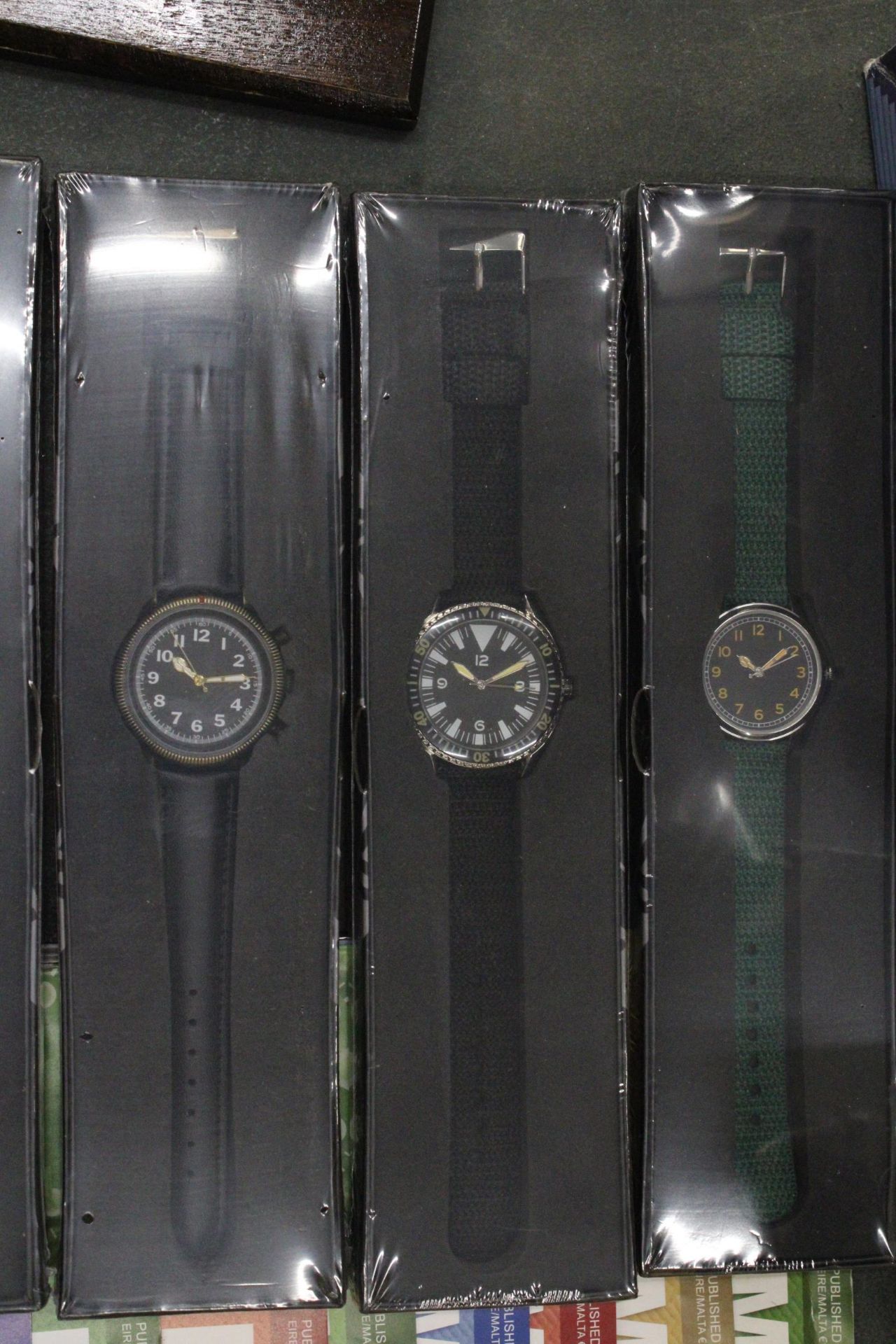 A SELECTION OF MILITARIAN WATCHES TOGETHER WITH A COLLECTION OF MILITARY WATCH MAGAZINES - Image 2 of 6