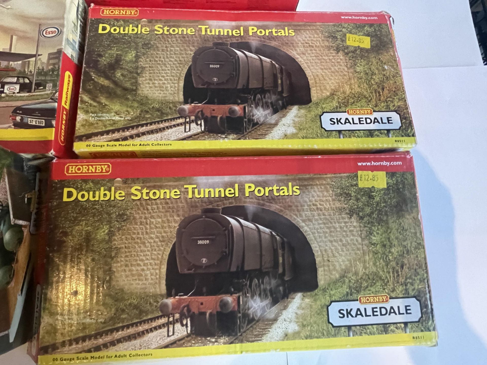 FIVE BOXED HORNBY MODELS TO INCLUDE FUEL OIL TANKS, DOUBLE STONE TUNNEL PORTALS, A DIESEL - Image 5 of 5