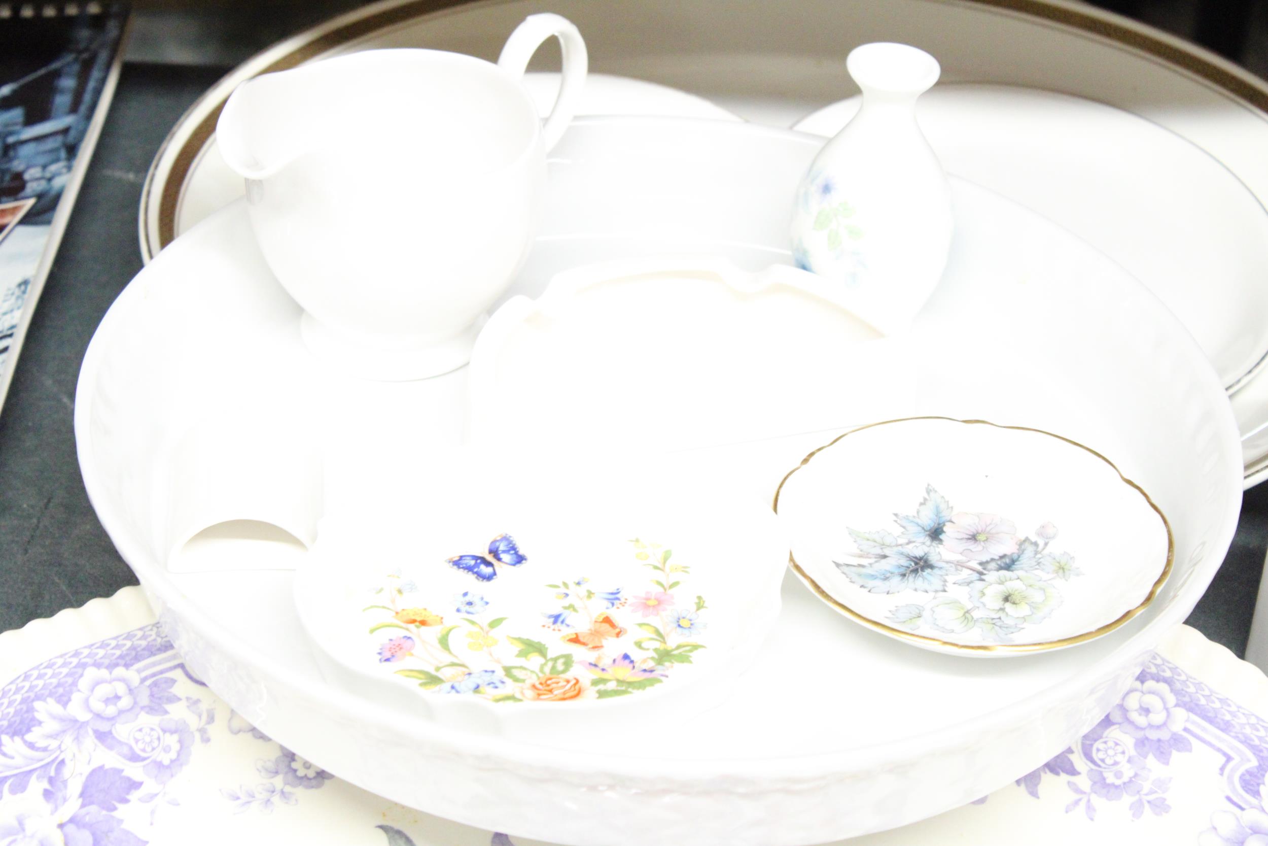 A QUANTITY OF CERAMICS TO INCLUDE A VINTAGE BLUE AND WHITE MEAT PLATER, LARGE SERVING PLATE, - Image 2 of 5