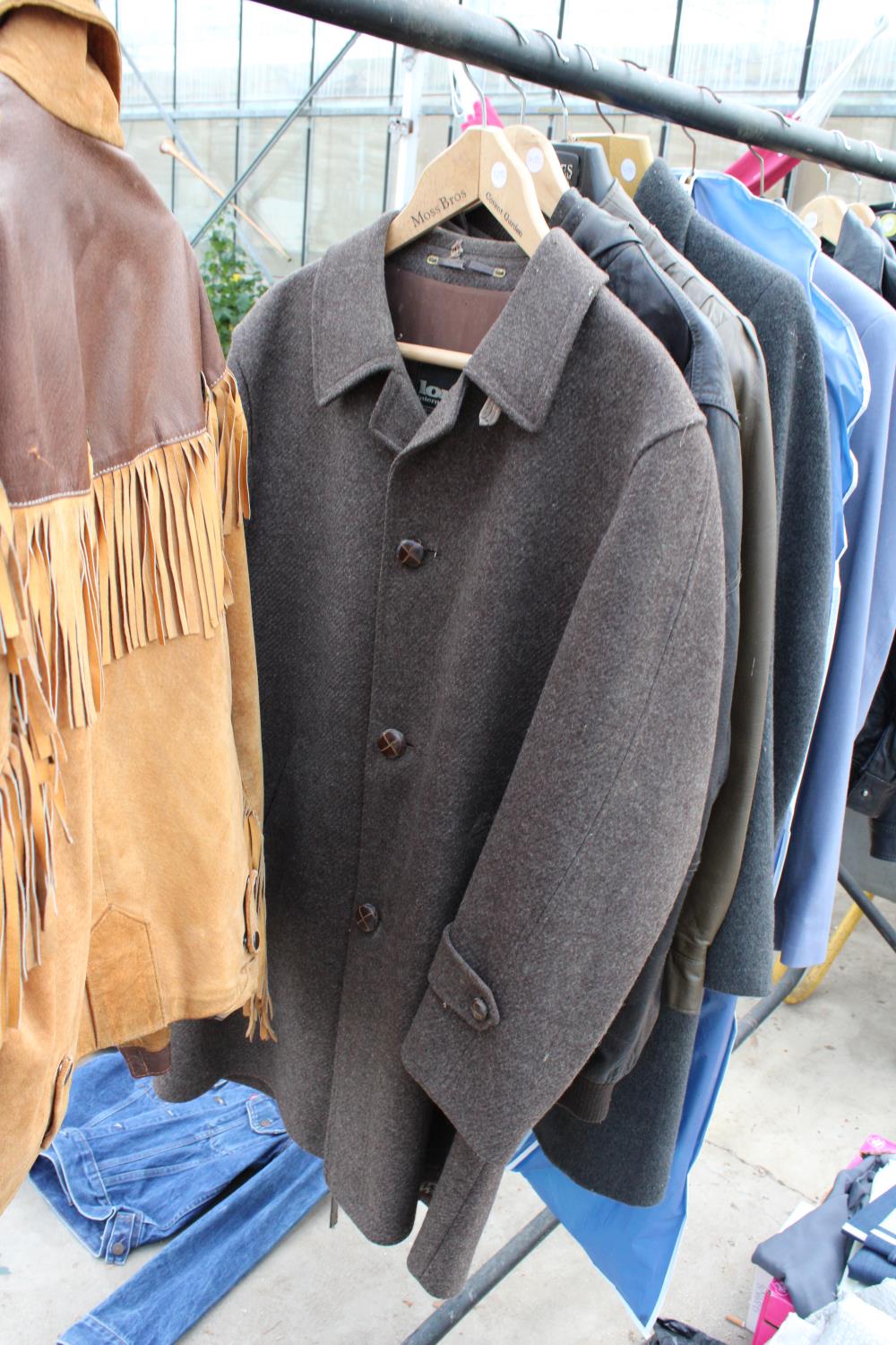A LARGE ASSORTMENT OF MENS JACKETS TO INCLUDE LEATHER JACKETS AND OVERCOATS ETC - Bild 4 aus 7