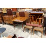 A MID 20TH CENTURY WALNUT DINING SUITE COMPRISING DRAW LEAF TABLE, FOUR CHAIRS AND SIDEBOARD
