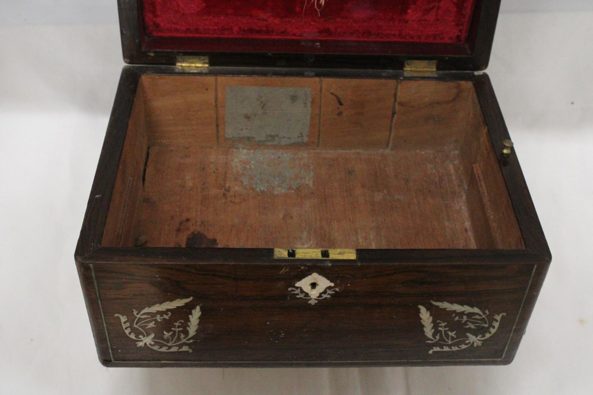 A VINTAGE MAHOGANY WORK BOX WITH MOTHER OF PEARL INLAY - Image 4 of 6