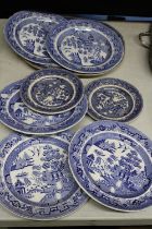 A MIXED LOT OF BLUE AND WHITE CERAMICS PLATES TO INCLUDE STONEWARE, WILLOW ETC