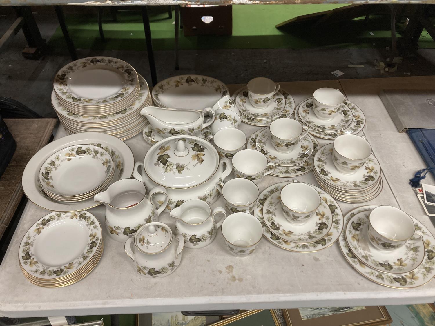 A ROYAL DOULTON 'LARCHMONT' DINNER SERVICE, TO INCLUDE VARIOUS SIZES OF PLATES, A SERVING TUREEN AND