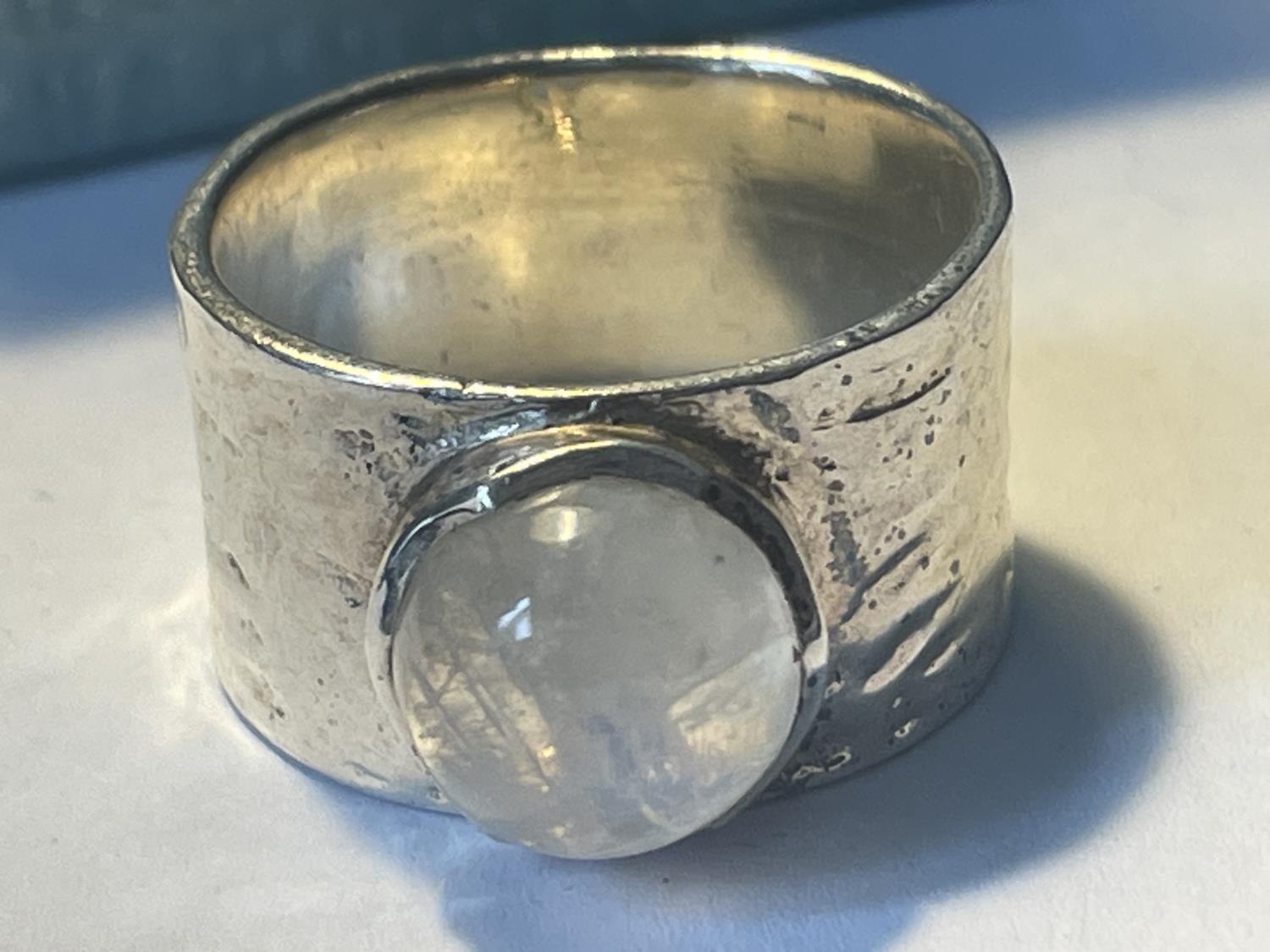 A SILVER RING WITH OPAQUE STONE IN A PRESENTATION BOX - Image 2 of 4