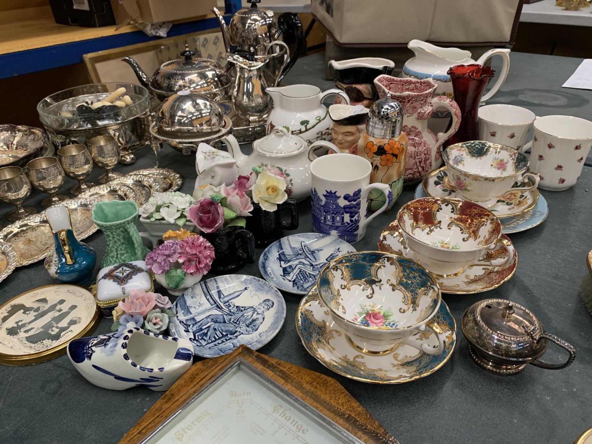 A LARGE QUANTITY OF CERAMIC AND CHINA TO INCLUDE PARAGON CUPS AND SAUCERS, FLORAL POSIES, CROWN - Image 6 of 8