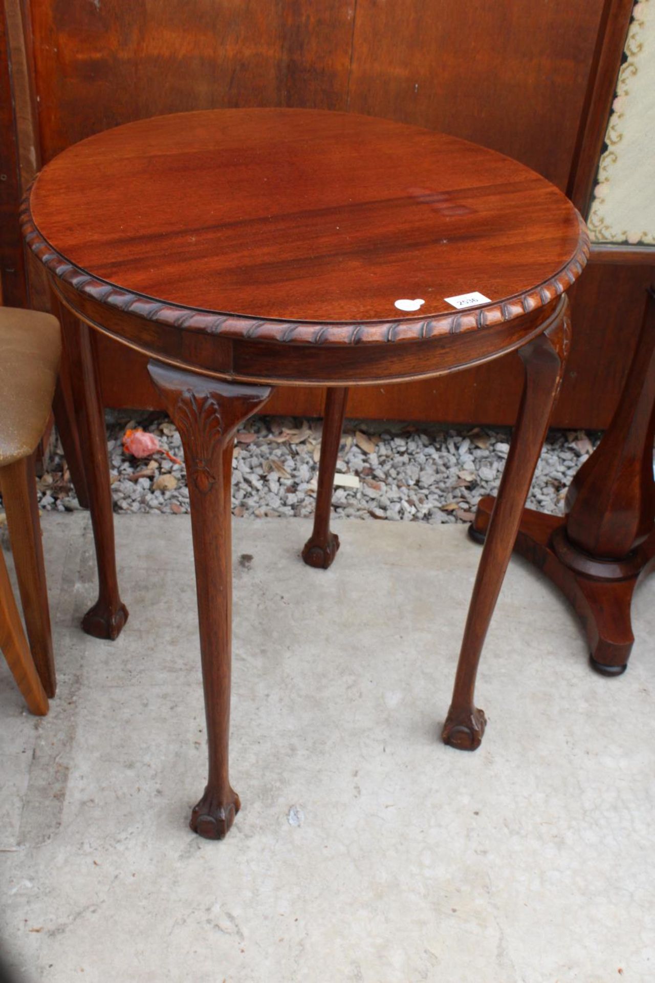 AN EARLY 20TH CENTURY MAHOGANY ROPE EDGE 24" DIAMETER CENTRE TABLE ON CABRIOLE LEGS WITH BALL AND