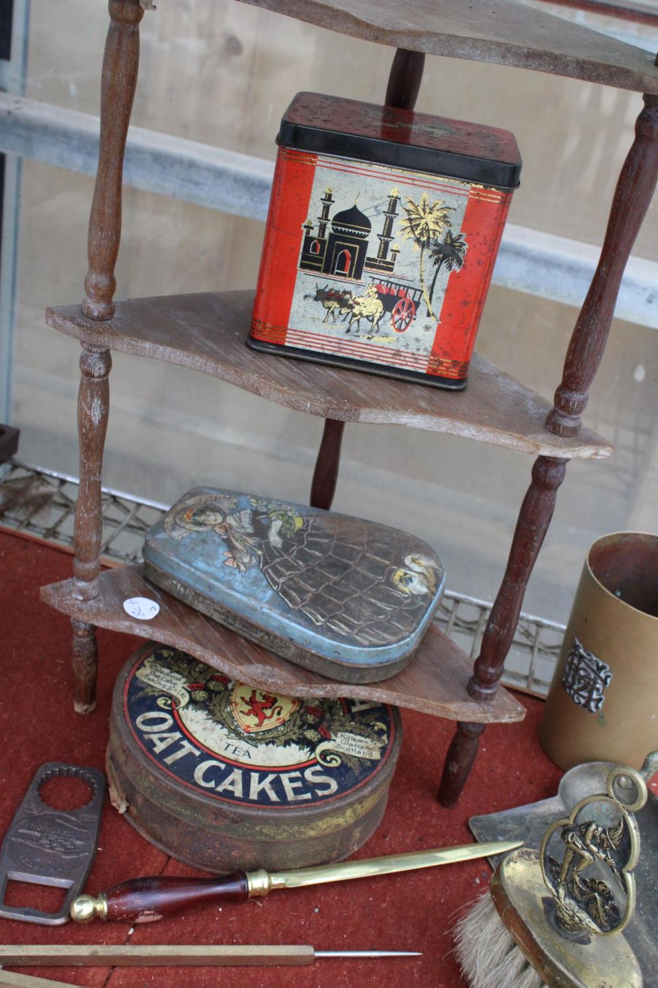AN ASSORTMENT OF ITEMS TO INCLUDE A CRUMB TRAY AND BRUSH, MAP READING EQUIPMENT AND VINTAGE TINS ETC - Image 3 of 4