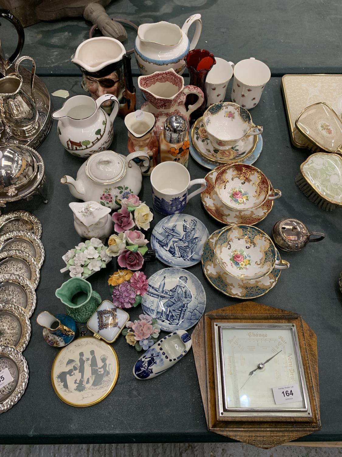A LARGE QUANTITY OF CERAMIC AND CHINA TO INCLUDE PARAGON CUPS AND SAUCERS, FLORAL POSIES, CROWN