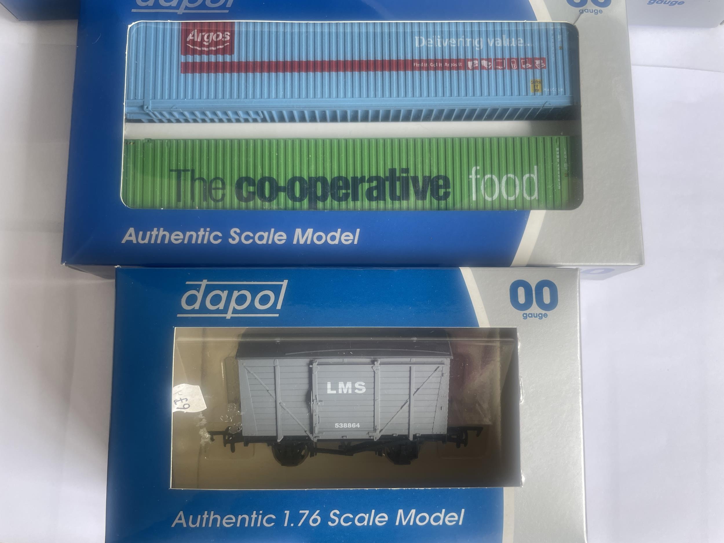 THREE BOXED DAPOL 00 GAUGE MODELS TO INCLUDE A TWIN PACK CONTAINERS, TWO MEGAFRET WAGONS WITH - Image 3 of 4