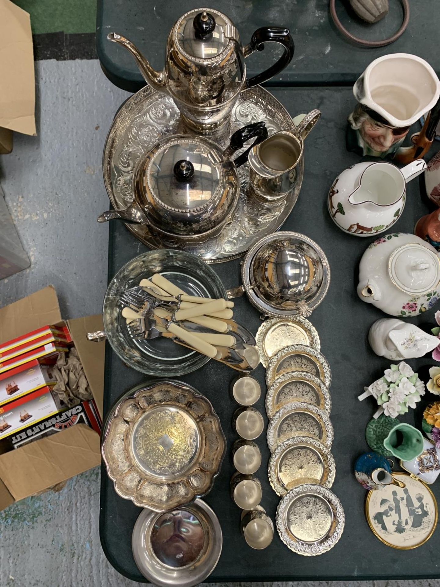 A COLLECTION OF SILVER PLATE TO INCLUDE A TEASET WITH GALLERIED TRAY, COASTERS, BOWLS, EGG CUPS, - Image 4 of 6