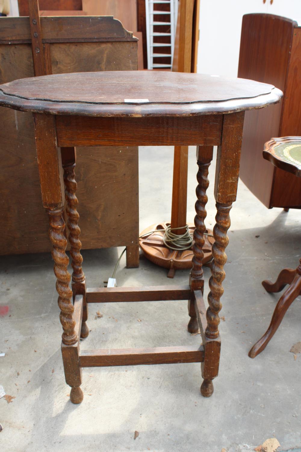 AN EARLY 20TH CENTURY OVAL OAK OCCASIONAL TABLE ON BARLEY-TWIST LEGS, 22" X 15" - Bild 2 aus 2