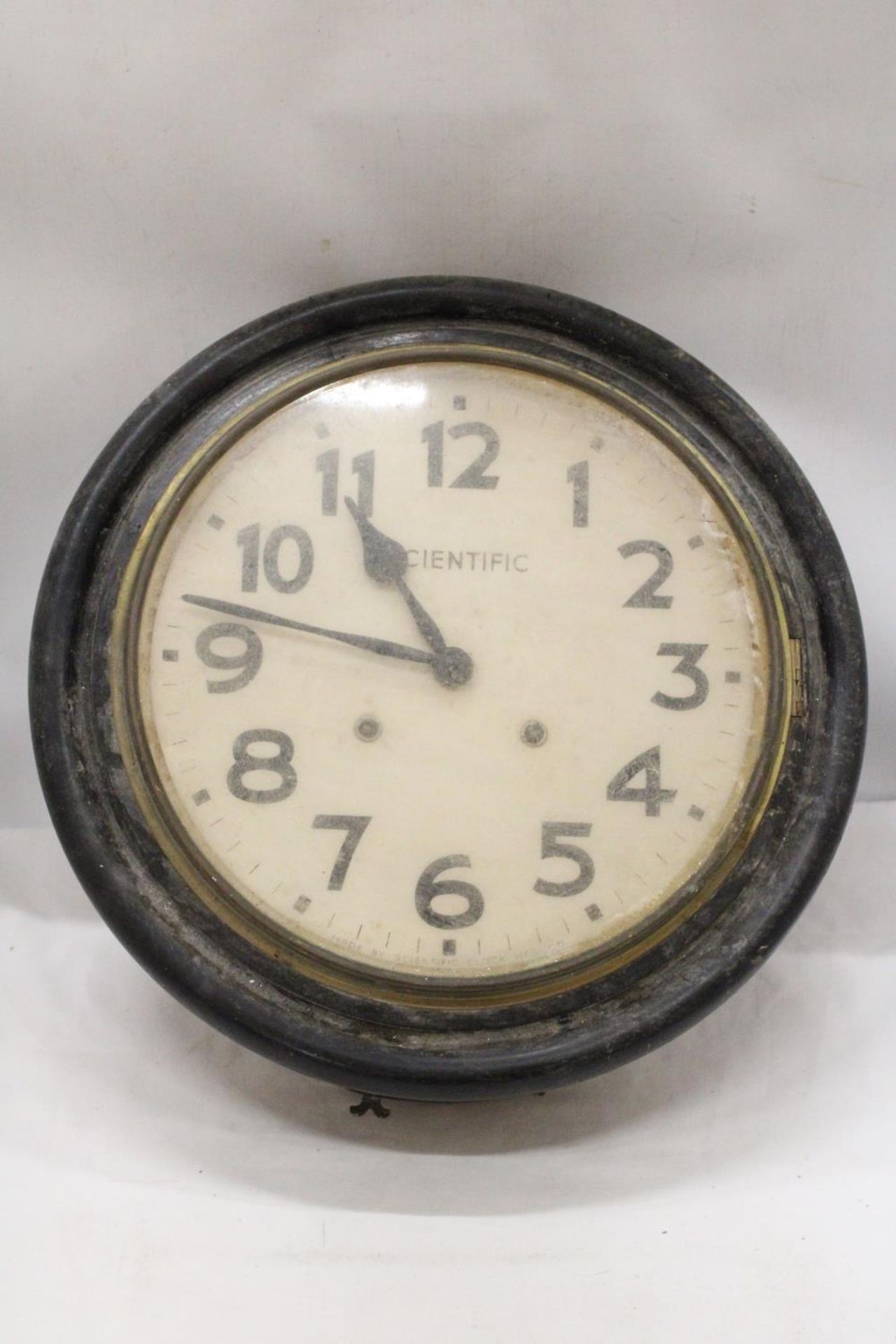 A LARGE VINTAGE WOODEN CASED WALL CLOCK MARKED 'SCIENTIFIC', DIAMETER 40CM