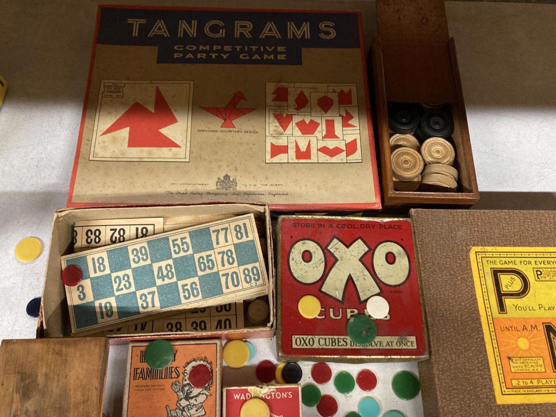 A QUANTITY OF GAMES, ETC TO INCLUDE DOMINOES, DRAUGHTS, DARTS, TIDDLYWINKS, PLAYING CARDS, ETC - Image 2 of 4